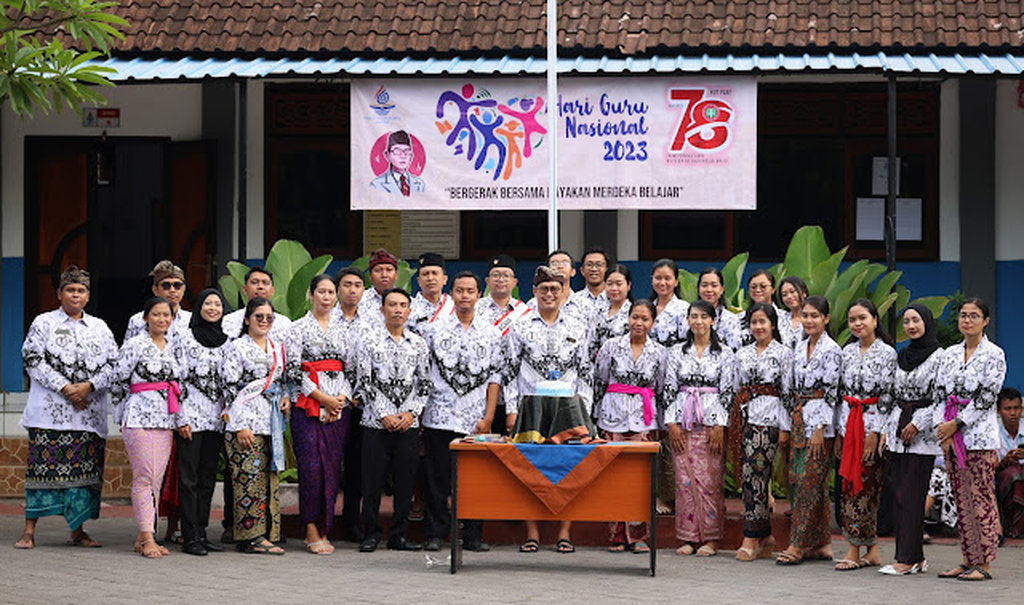 Foto Bersama Guru SMK TI Bali Global Badung